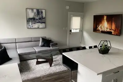 Image de Quiet Bright Luxurious & Clean Private Modern Suite with free Parking  & A/C