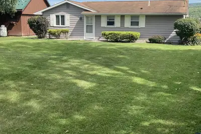 Image de Newly renovated cozy lakefront cottage with Ac on very quiet Honeoye Lake.