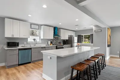 Image de 3300 Sq★Spacious Kitchen&2 Living rooms ★6Bed rooms with 12Beds★5 Big Screen TVs