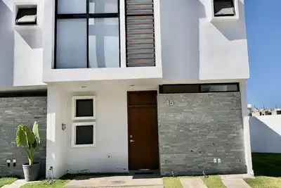 Image de Modern house with private garden