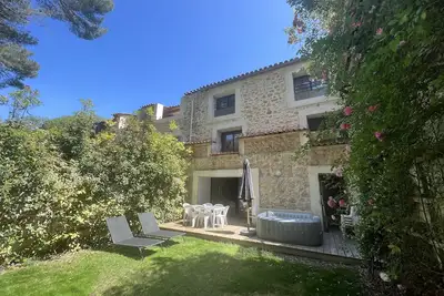 Image de Grand F4 climatisé, jacuzzi chauffé, salle de sport, 10 min gares, aéroport, plages