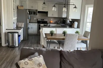 Image de Cozy private relaxing home near Eaa grounds with fenced in yard and hot tub