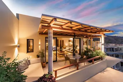 Image de Eco-Friendly Oceanfront Penthouse W/ Beach Access