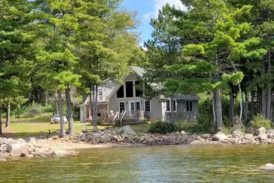 Image de Beautiful Lakefront Home with Stunning Sunsets and Private Beach!