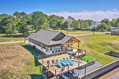 Image de Waterfront Hilltop Escape, Modern New Construction Ready for Family Fun