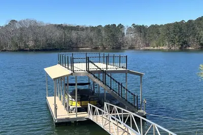 Image de Stunning Lake Chalet close to Margaritaville & Aqualand