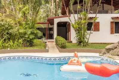 Image de spacious and comfortable Villa with tropical charm and pool