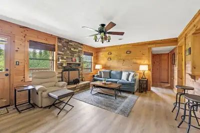 Image de Cozy and private cabin, less than 5 minutes from Dollywood!