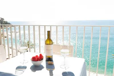 Image de Spacious apartment, with views, bright, renovated and in front on the beach!