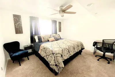 Image de Lovely Basement Suite-2 bedrooms/1 bath with Full kitchen and laundry! ! !