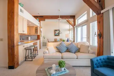 Image de Lake Charlevoix/King/Queen/2 Bed/2 Bath Condo/Town/Beach/Pool