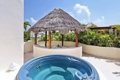 Image de Penthouse - Jacuzzi - Beach Club -Heated Pool, Jacuzzi, Spa, Gym  7