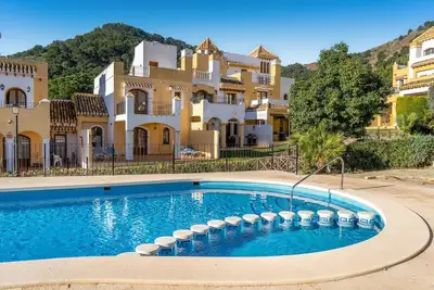 Image de Maison confortable de 3 chambres à.