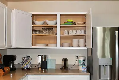 Image de Centrally located cozy 4 bedroom twnhme /with 2 car garage and fenced backyard.