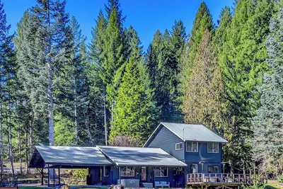 Image de Waterfront Cabin at White Pass, Mt. Rainier