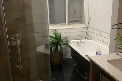 Image de 3 bedroom 2 bath w/ master suite  sleeps 6, 5 min from downtown quiet