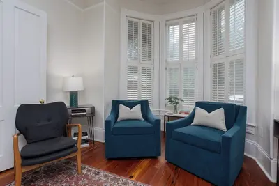 Image de State St Victorian | 2‑Car Garage | Steps to Broughton | Pets Welcome