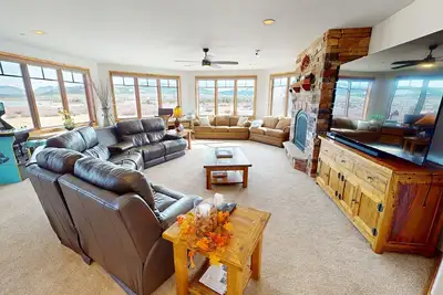 Image de Lake View! 3 Kings. Elevator, Hot Tubs. Walk/Drive to Dining, Events, Marina