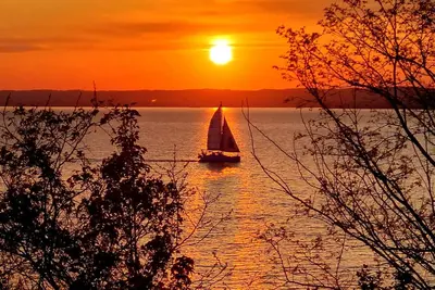 Image de Vintage Waterfront Cottage with Stunning Sunsets