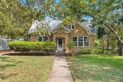 Image de Charming Tutor nestled in historical neighborhood