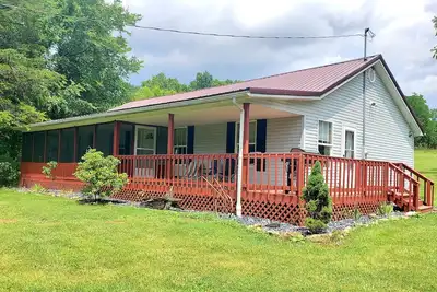 Image de Large Farm Cabin with Private Pond in the middle of Cow Fields & Wildflowers