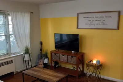 Image de Cozy, close to downtown, Crwu, free parking.