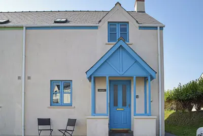 Image de Picked for its peaceful village location and walking distance to the beach, and coastal path.