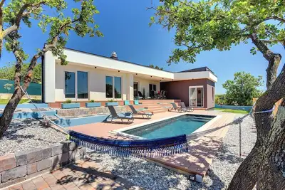 Image de Villa avec piscine privée à quelques minutes des plages