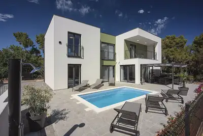 Image de Villa moderne avec piscine privée, terrasse ensoleillée à seulement 2 km de la plage