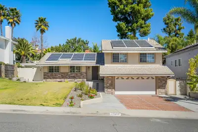 Image de Beautiful, spacious home with private hot tub, putting green, basketball and Bbq