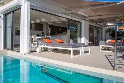 Image de Aka (2/3 Rooms) Luxury villa