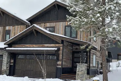 Image de Rare Find - Newer Construction close to town & beach!