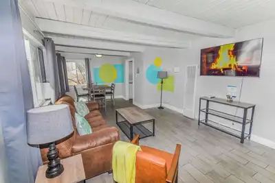 Image de Reno Upper Unit with King Bed & Pull-Out Couch