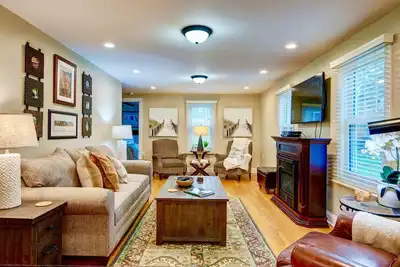 Image de Luxurious, Three Bedroom, Pet Friendly Home. Walk to Village!