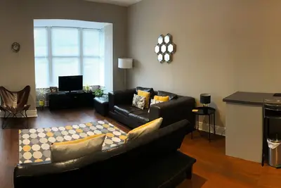 Image de Stylish and sleek Victorian flat, with partial views of the sea.