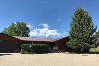 Image de Log home just 32 miles to the east gate of Yellowstone National Park