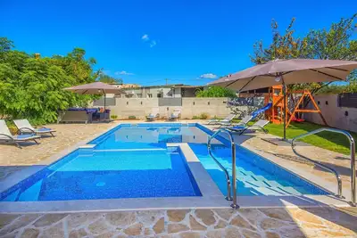 Image de Maison de vacances Tower avec piscine privée, sauna et quads