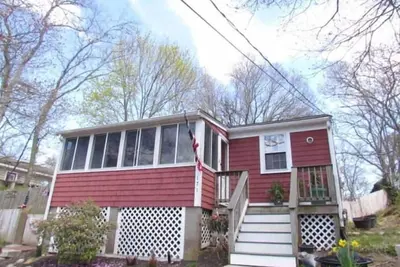 Image de Cozy Lakeside Cottage Just Steps To The Beach