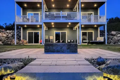 Image de New Three Story Beach House on Beautiful Clear Lake!