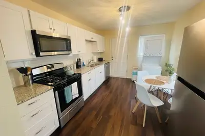 Image de Bright and centrally located with enclosed yard, pets welcome