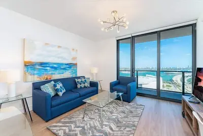 Heart of Downtown Miami 2br w/  Balcony & Miami views