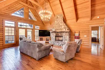 Image de Wooded Cabin: Mtn Views, Hot Tub & 2 Decks!