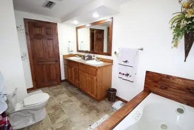 Image de Relax, Unwind and Enjoy. Rustic log cabin with private Au Sable River Frontage!