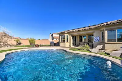 Image de Pool, Fire Pit & Putting Green: Goodyear Retreat!