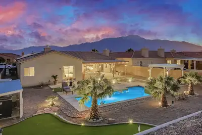 Image de Palm Luxury Villa w/hot tub, private pool, putting green, remote work