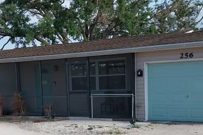 Image de 2 Bedroom, 3 beds, Near Beach, Shopping, Work Remote, Fenced, Pets ok.