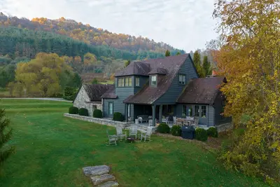 Image de Picturesque cottage tucked into an undisturbed valley in the Pisgah