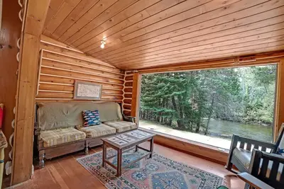 Image de Club Thunderbird Lodge: Gather, Give Thanks, and Make Memories by the River