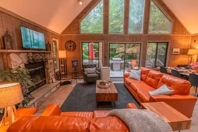 Image de Gorgeous New Mountain Chalet in Pocono Mts 4 Bdrm/Fire Pit/Game Room