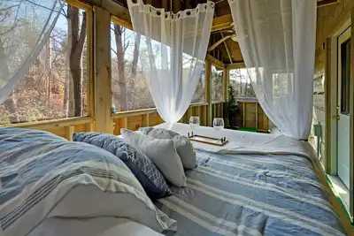 Image de New Listing! Couples retreat- swing bed-hot tub-fire pit-putt putt